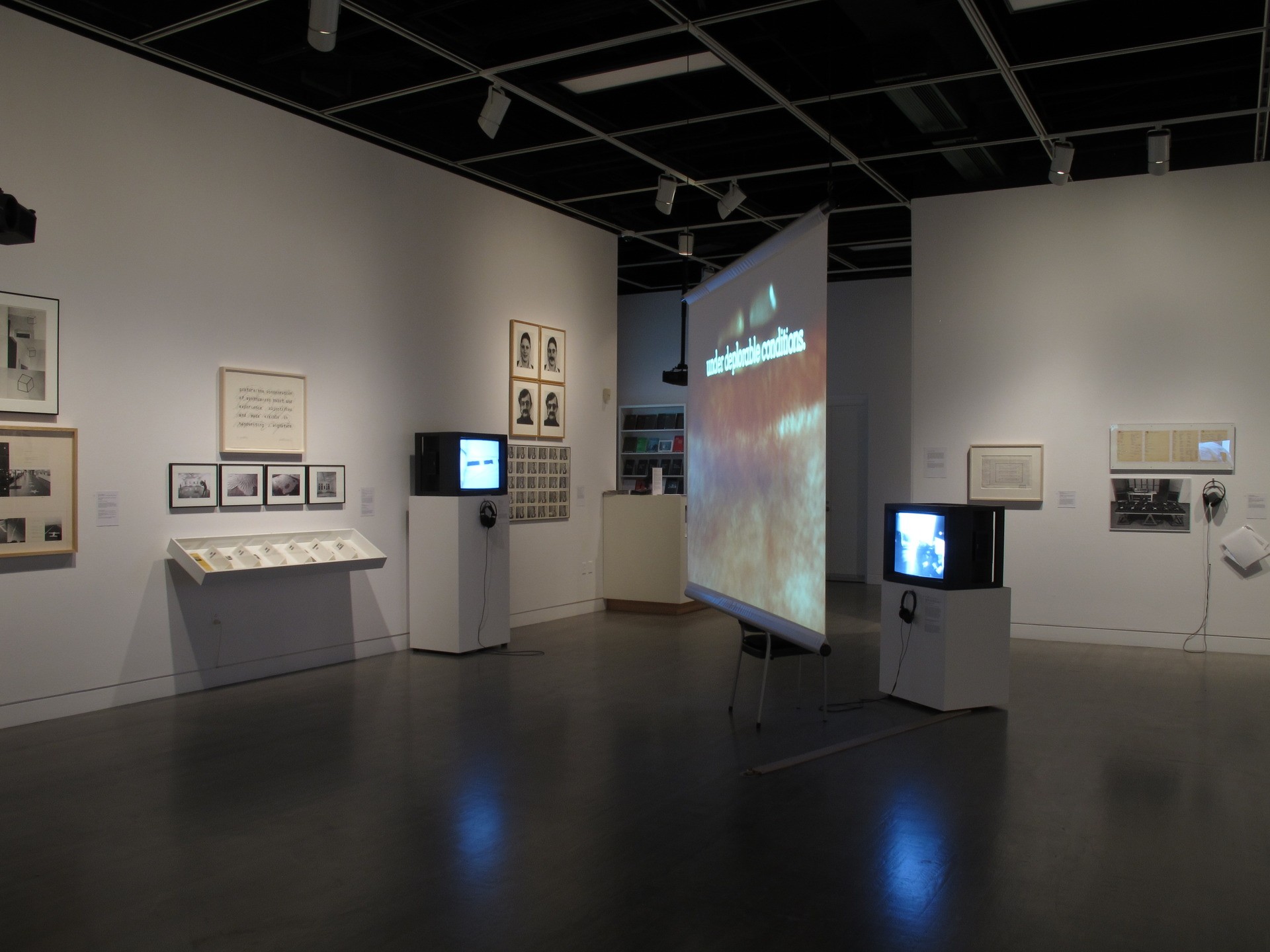 Section sur le Québec dans l’exposition Trafic : L’art conceptuel au Canada 1965-1980 (2012) | Photo : Paul Litherland.