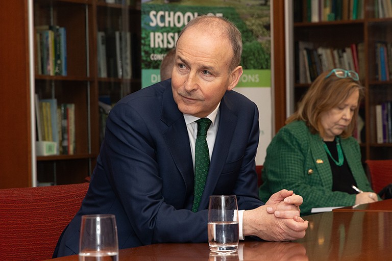 Le vice-premier ministre irlandais visite l’École des études ...