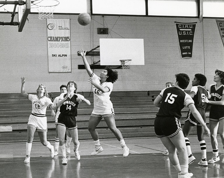 L’équipe féminine de basketball des Stingers de Concordia en action en 1986 Photo d'archives en noir et blanc de femmes jouant au basket-ball
