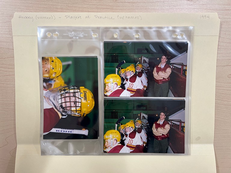 Des photos transmises par le Service des loisirs et des sports, après leur traitement Photos dans un classeur en plastique, posées sur une table dans un dossier.