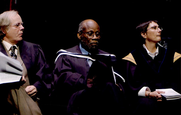 Clarence Bayne à la tribune lors d'une cérémonie de remise des diplômes dans les années 2000. Clarence Bayne à la tribune lors d'une cérémonie de remise des diplômes dans les années 2000.