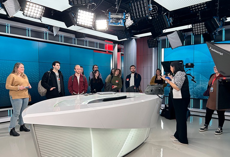 Un groupe de jeunes dans un studio de télévision