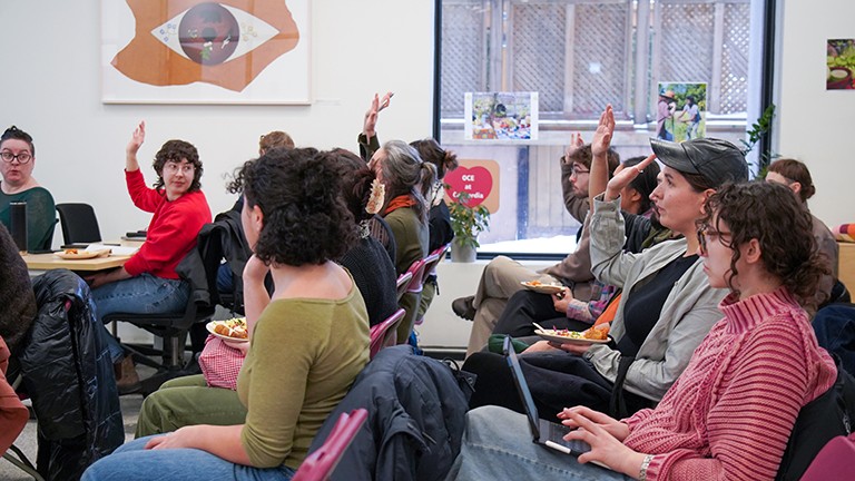 Participantes et participants à une rencontre au Centre SHIFT