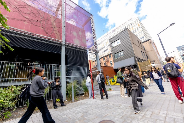 Des étudiantes et étudiants circulent sur une voie piétonne du campus Sir-George-Williams de l’Université Concordia, au centre-ville de Montréal.