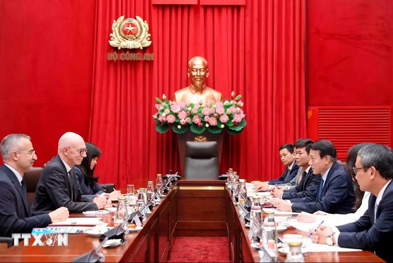 Le recteur de l’Université Concordia, Graham Carr, rencontre le ministre de la Sécurité publique, Luong Tam Quang, à Hanoï. | Photo: Pham Kien/VNA