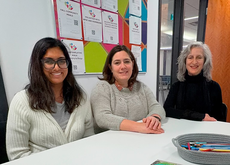 L’équipe de MfSC à l’espace d’accueil : Sonia Masand, animatrice interreligieuse; Jen Bourque, aumônière et coordonnatrice; Deborah Simon, adjointe administrative.