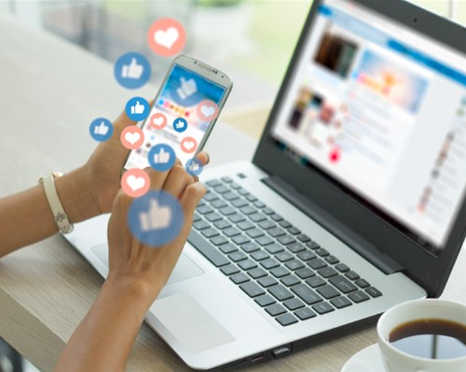 Accros aux réseaux sociaux : et si les entreprises étaient en cause ?