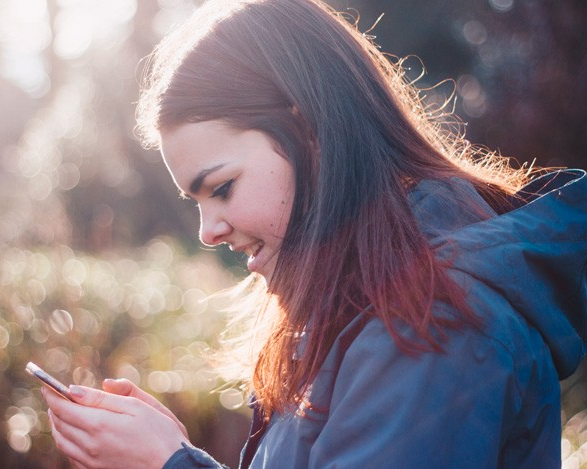 Interdire les jeunes sur les réseaux sociaux ne résoudra pas le problème de notre société