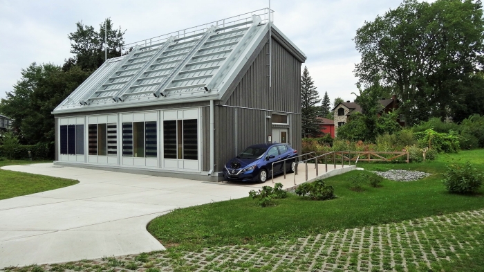 L'extérieur du laboratoire Concordia Future Buildings avec une voiture bleue garée à droite du bâtiment