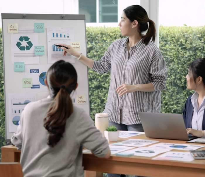 Une femme parle de la décarbonisation et avec une collègue