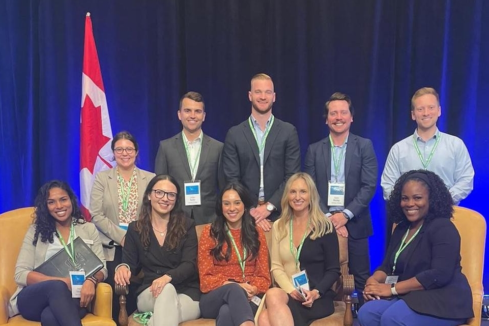 Lisa Malachowski (rangée supérieure, à gauche) pose avec la première cohorte du MBA invitée à assister au Global Business Forum, dont l’édition de 2022 s’est déroulée à Banff.