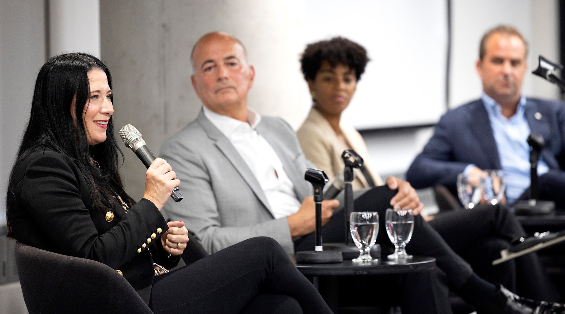 Annick Charbonneau s'adresse aux invités de l'événement Power of Women Entrepreneurs organisé par le Centre d’entrepreneuriat et de gestion au féminin Barry-F.-Lorenzetti le 27 septembre 2022. À sa gauche sont Emilio Imbriglio, Nadia Koukoui et Geoffrey Molson.