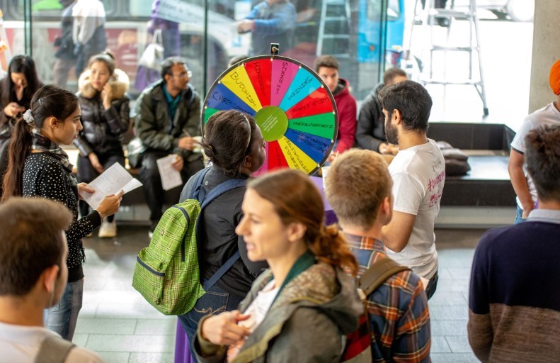 Un groupe de personnes autour d'une roue.